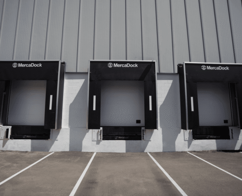 Abrigo-Retráctil-Puerta-Seccional-en-Muelle-de-Carga-Mercadock