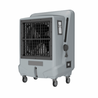 Enfriadore Evaporativo Industrial Portátil de color gris claro, presentado sobre un fondo blanco neutro.El aparato tiene un diseño de líneas angulosas y cuenta con una gran rejilla frontal negra que protege las aspas del ventilador. En el lateral derecho incorpora un pequeño panel de control, un soporte con el cable eléctrico enrollado y, en la base, cuatro ruedas giratorias para moverlo con facilidad.