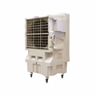 Enfriador Evaporativo Industrial Portátil sobre un fondo blanco neutro.El aparato es de color beige claro y tiene una estructura robusta y rectangular. En su parte frontal destaca una gran rejilla cuadrada para la salida del aire, un panel de control digital en la esquina superior derecha y un soporte lateral con el cable de alimentación enrollado. En la base cuenta con cuatro ruedas negras que facilitan su desplazamiento.