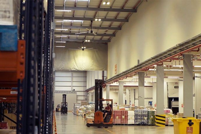 Ventilador de techo industrial en fábrica