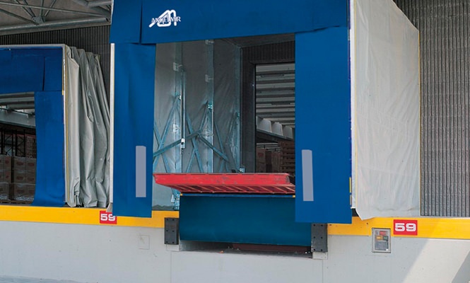 Abrigos retráctiles / Equipamientos logísticos / Mercadock